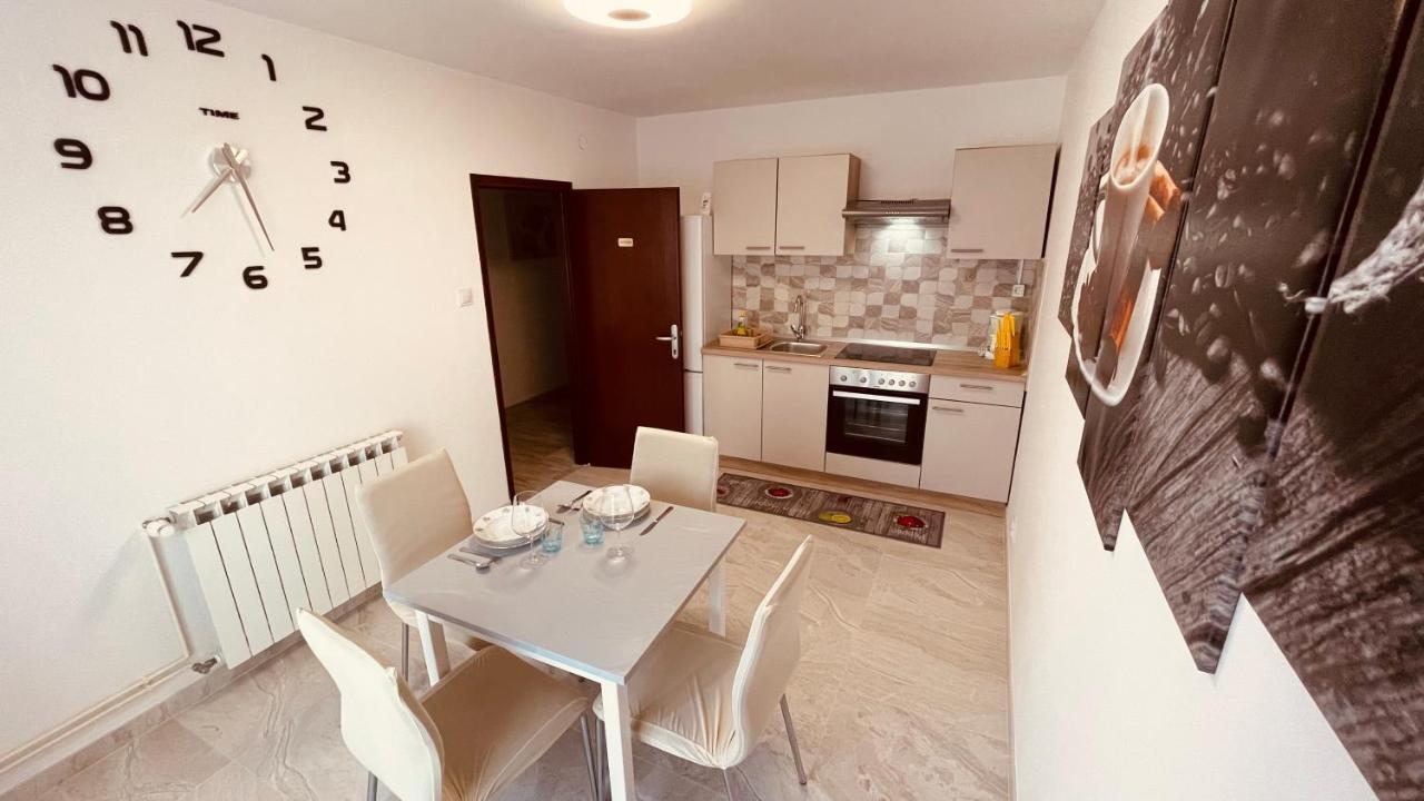 The Secret Orchid Apartment Ровин Екстериор снимка