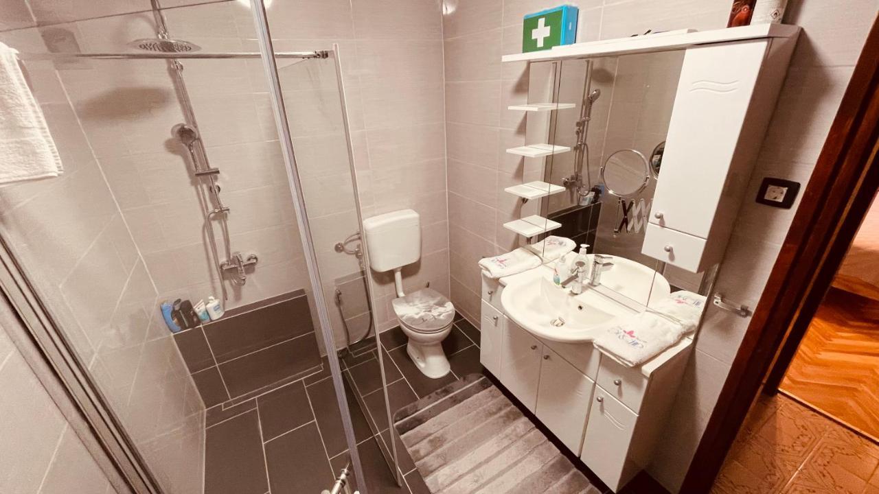The Secret Orchid Apartment Ровин Екстериор снимка