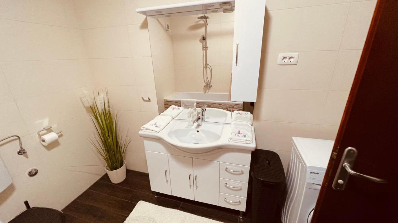 The Secret Orchid Apartment Ровин Екстериор снимка