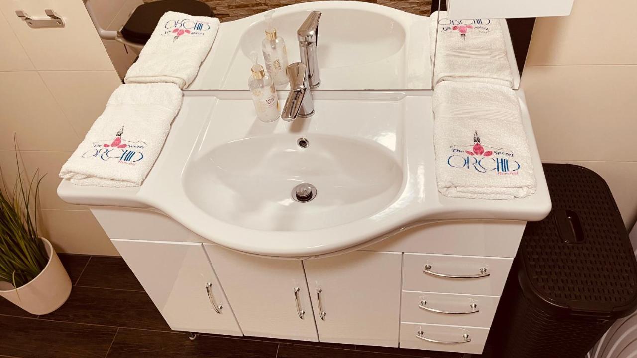 The Secret Orchid Apartment Ровин Екстериор снимка