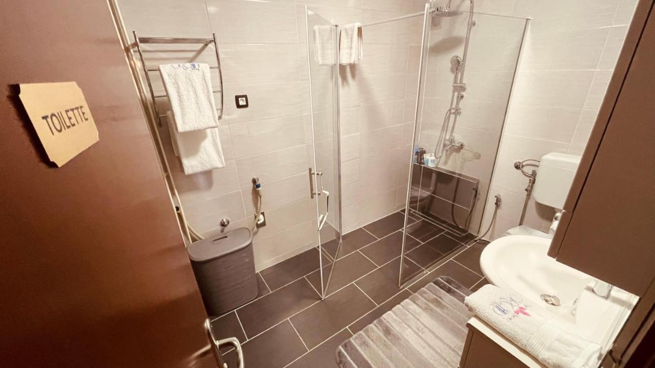 The Secret Orchid Apartment Ровин Екстериор снимка